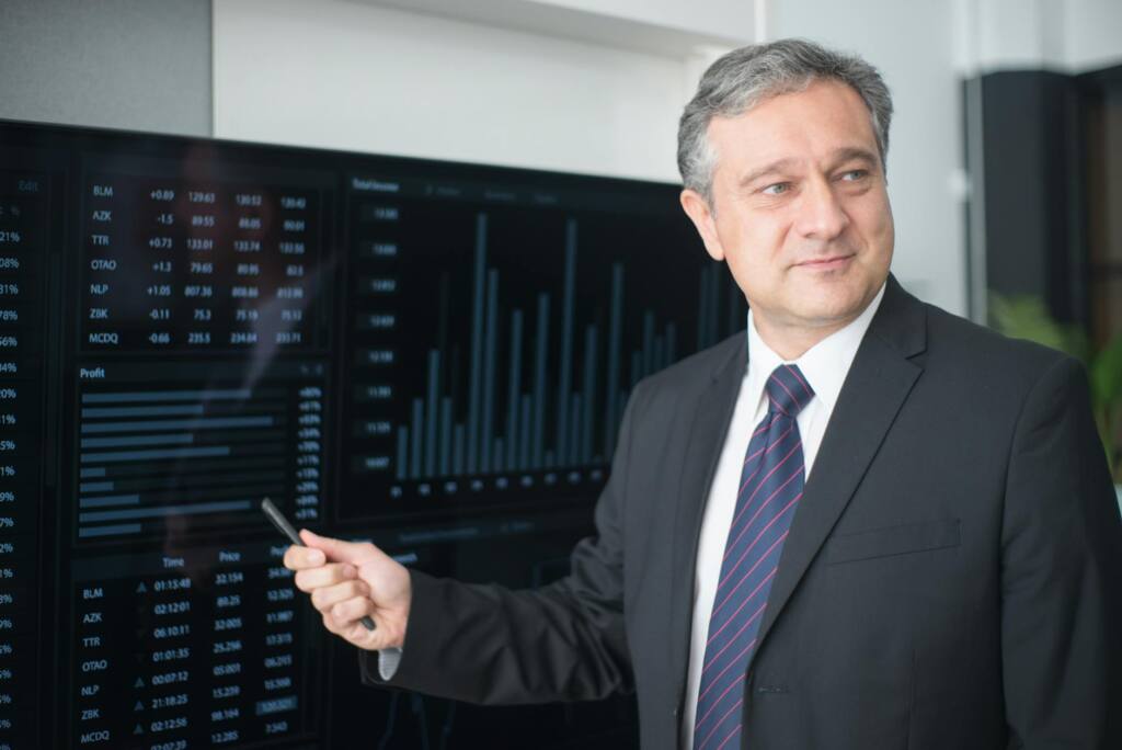Homem escolhendo que tipo de ação comprar: ON, PN ou Unit Homem escolhendo Ações Ordinárias, Preferenciais ou Units