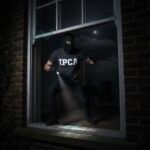 Ladrão entrando pela janela com uma camiseta escrito IPCA (Poupança não vence da Inflação)